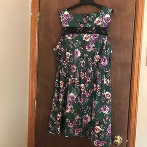 Sleeveless green floral dress w/ lace